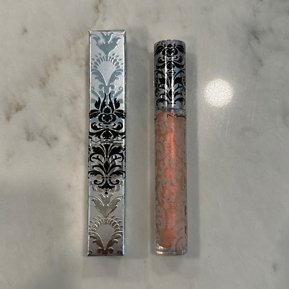 Mac Cosmetics - LIMITED EDITION Baroque Boudoir
Fall 2009 Collection.